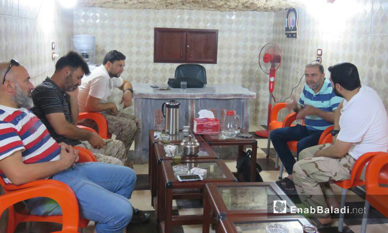 من اجتماع قائد "جيش النصر" مع رئيس مجلس محافظة حماة - 15 تموز 2017 (عنب بلدي)