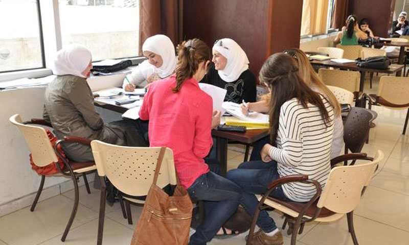 طلاب في الجامعة العربية الدولية في دمشق (موقع الجامعة)
