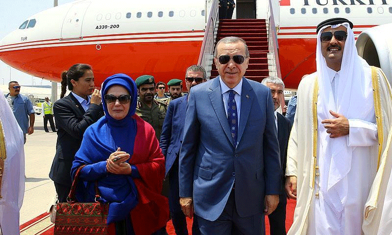 الرئيس التركي، رجب طيب أردوغان، والأمير القطري، تميم بن حمد آل ثاني، في الدوحة- 24 تموز 2017 (الأناضول)
