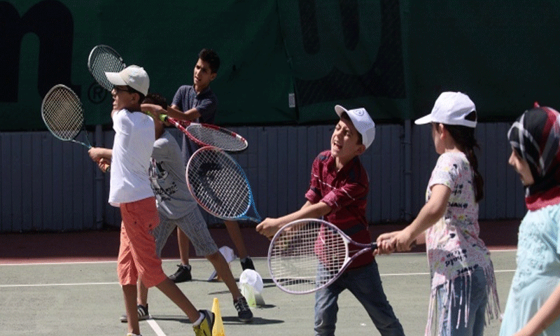 أطفال سوريون وأتراك يتدربون على التنس في صالة رياضية في أضنة النركية- الإثنين 17 تموز 2017 (إخلاص)