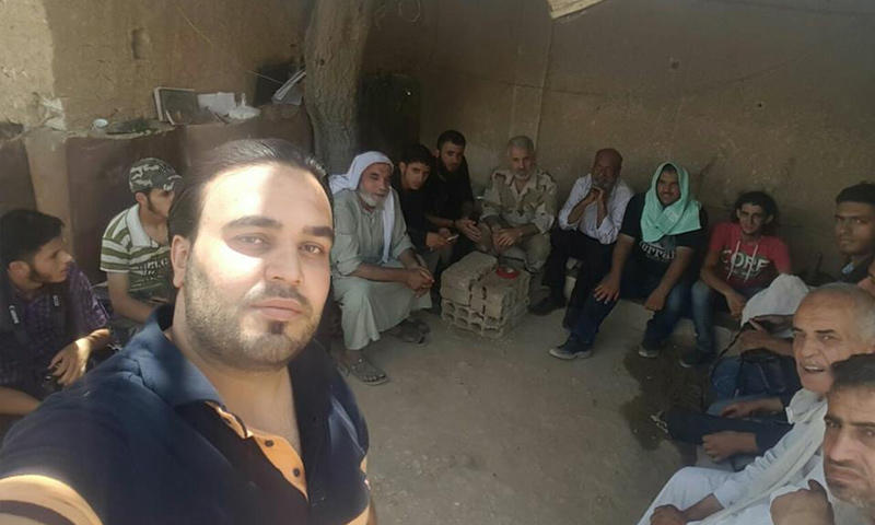 ناشطو الغوطة ووجهائها ينتظرون في مسرابا لإطلاق سراح الموقوفين - 3 تموز 2017 (صفحة الناشط ياسر الدوماني في فيس بوك)