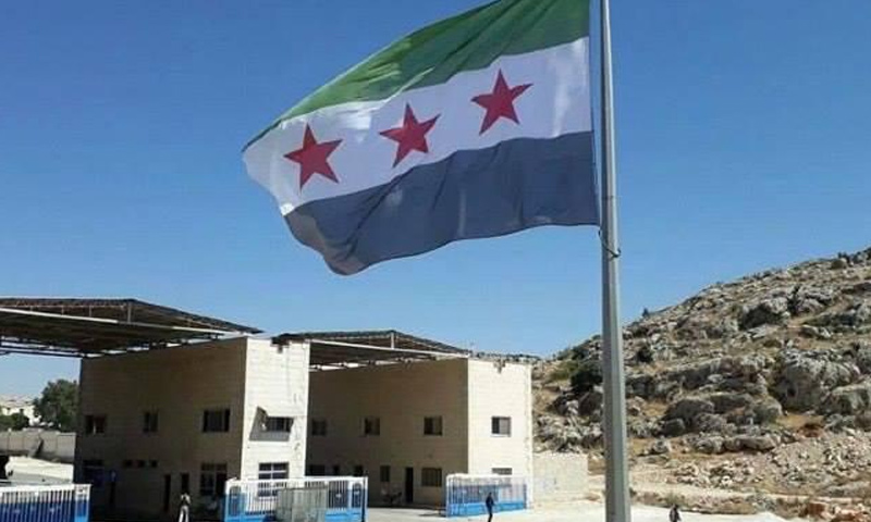 علم الثورة السورية يرفرف في معبر باب الهوى - 8 تموز 2017 (تويتر)