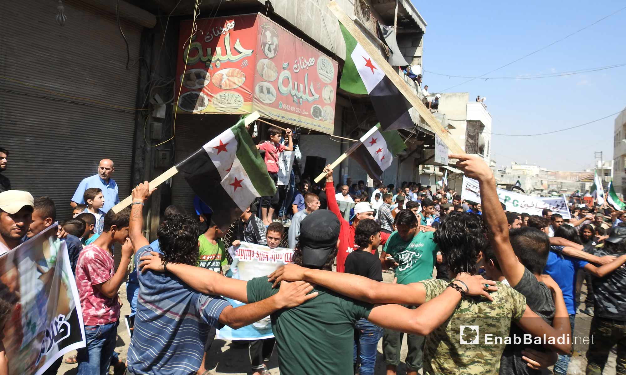 مظاهرة في مدينة اعزاز شمال حلب طالبت الجيش الحر باسترجاع قرى سيطرت عليها قسد مؤخرًا - 4 آب 2017 - (عنب بلدي)