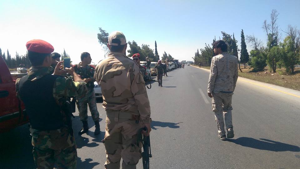 مقاتلون من "درع القلمون" أثناء توجههم إلى ريف السلمية الشرقي في حماة - 5 آب 2017 (صفحة الميليشيا في فيس بوك)