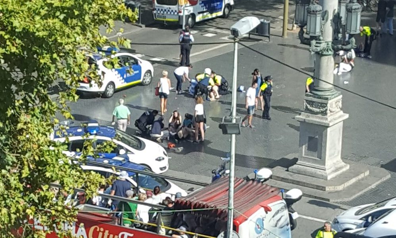 مكان وقوع حادثة الدهس في برشلونة - الخميس 17 آب - (AP)