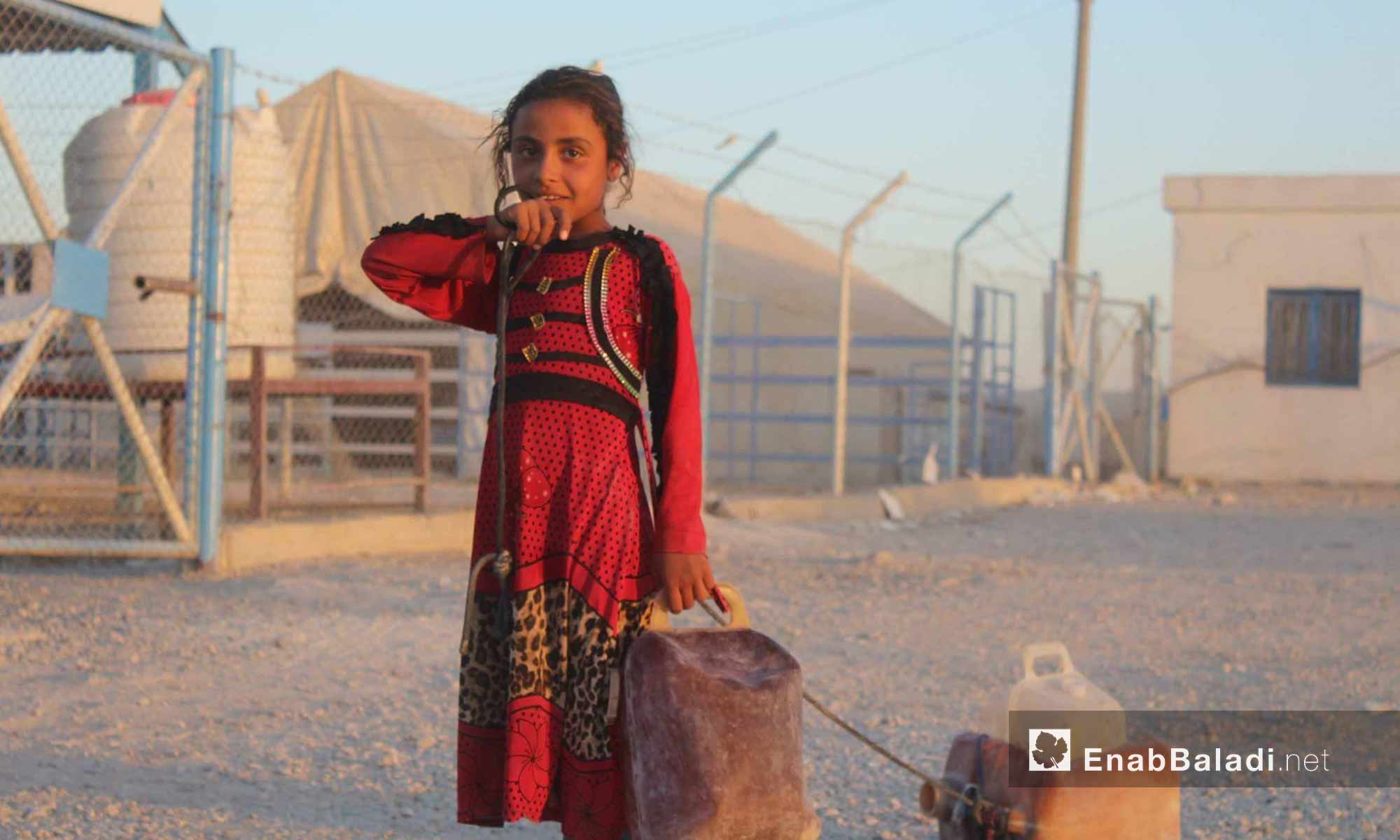 طفلة لاجئة من داخل مخيم الهول شرق الحسكة - 26 تموز 2017 (عنب بلدي)