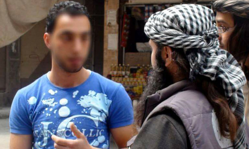 مقاتلون من تنظيم "الدولة" يوقفون شابًا خفّف لحيته جنوب دمشق (المكتب الإعلامي للتنظيم)