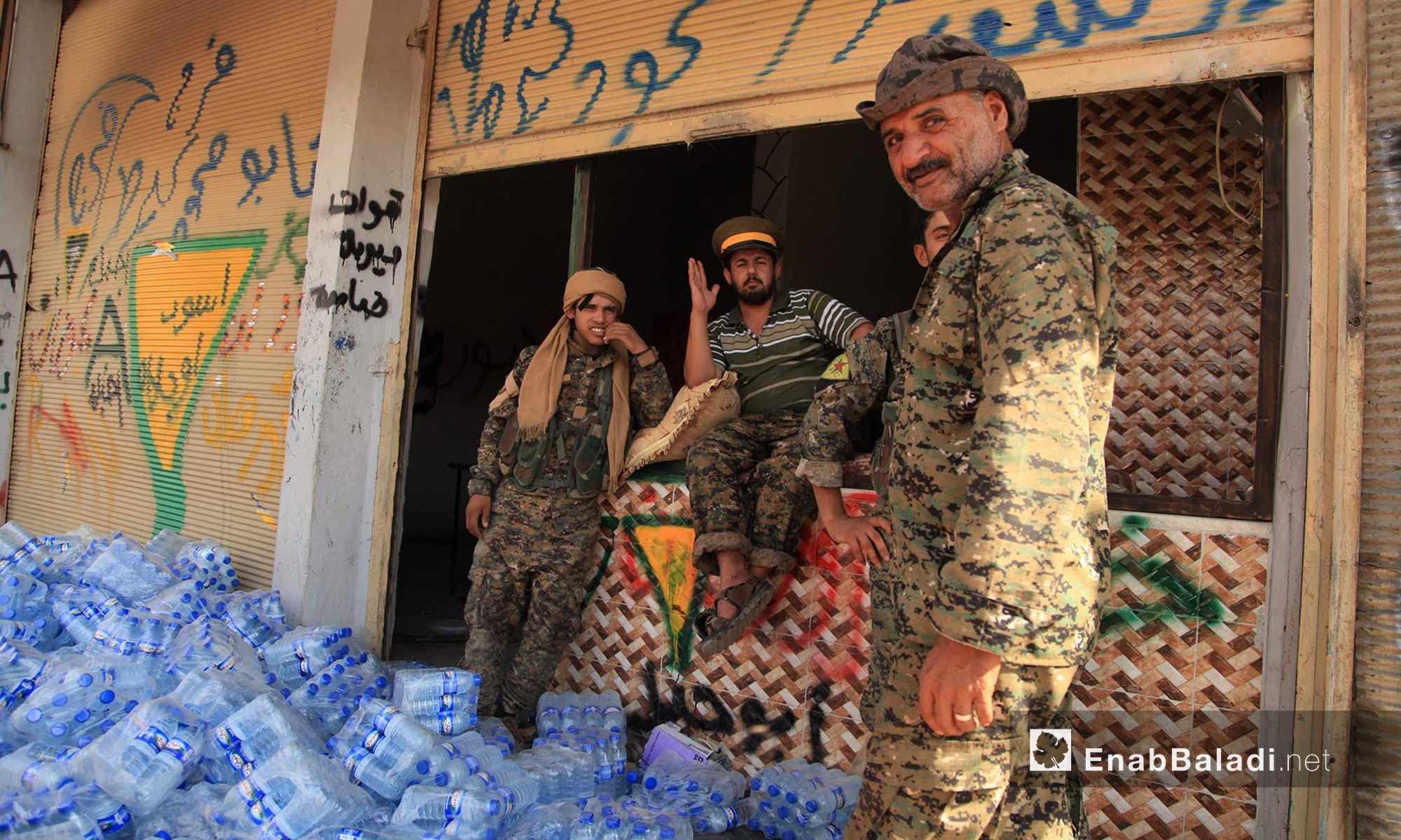 مقاتلون من قوات سوريا الديمقراطية داخل مدينة الرقة - 15 آب 2017 (عنب بلدي)
