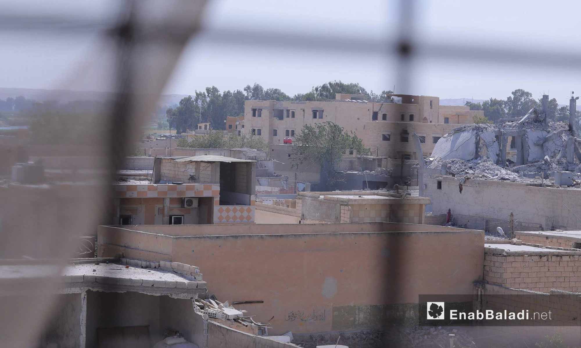 بيوت وأبنية داخل مدينة الرقة حي هشام بن عبد الملك (مركز المدينة) - 15 آب 2017 (عنب بلدي)