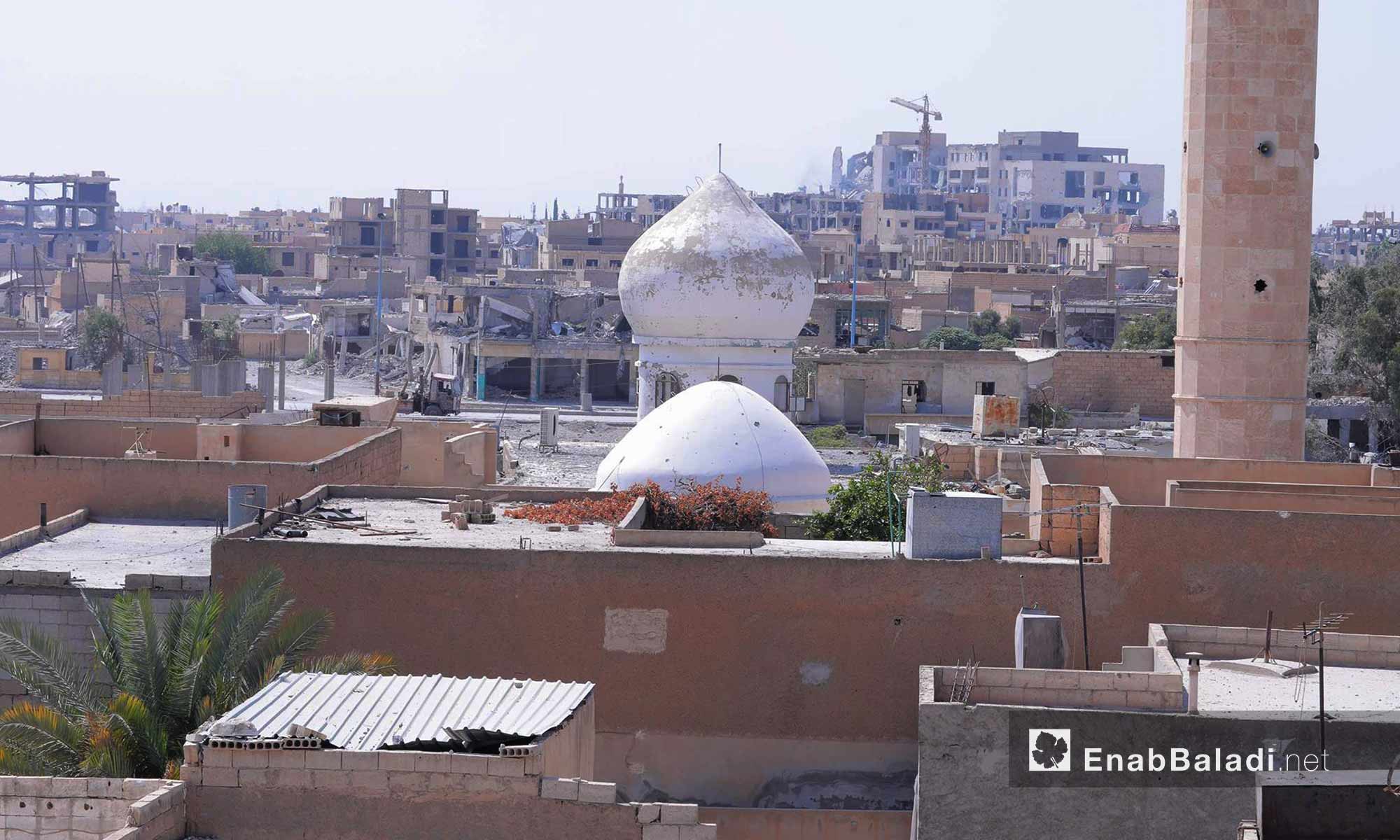 بيوت وأبنية داخل مدينة الرقة حي هشام بن عبد الملك (مركز المدينة) - 15 آب 2017 (عنب بلدي)