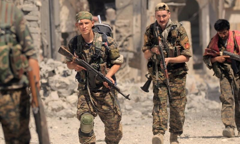 عناصر من قوات سوريا الديموقراطية في منطقة سيف الدولة داخل مدينة الرقة - 9 آب 2017 - (رويترز)