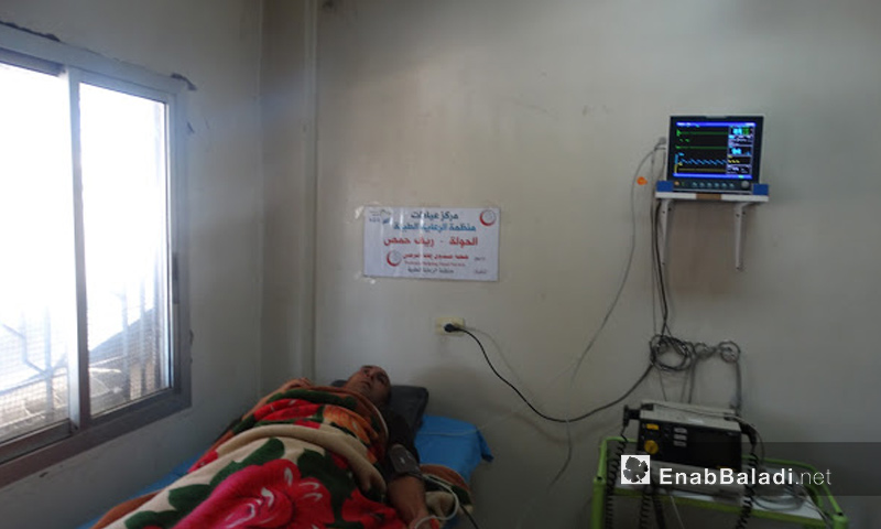 مريض في مركز الرعاية الطبية في مدينة الحولة شمال حمص - 20 آب 2017 (عنب بلدي)