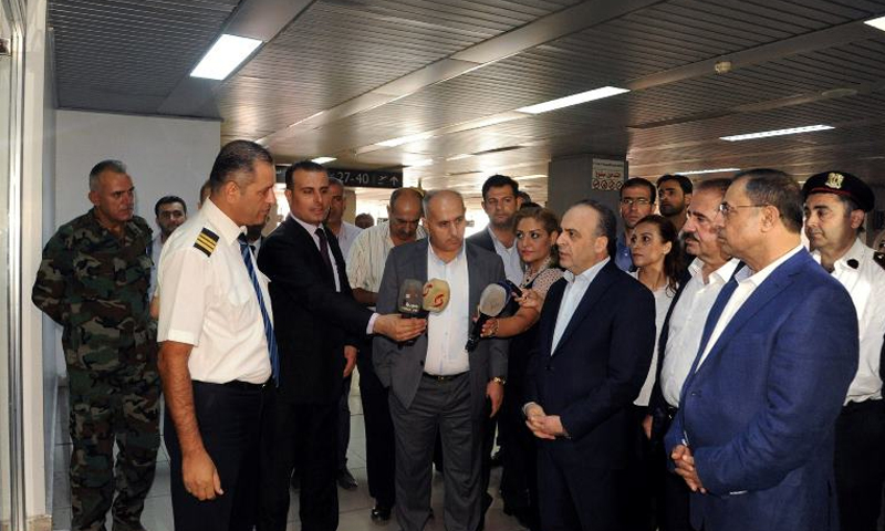 رئيس الوزراء عماد خميس أثناء زيارة مفاجئة للمطار - الاثنين 14 آب 2017 - (انترنت)