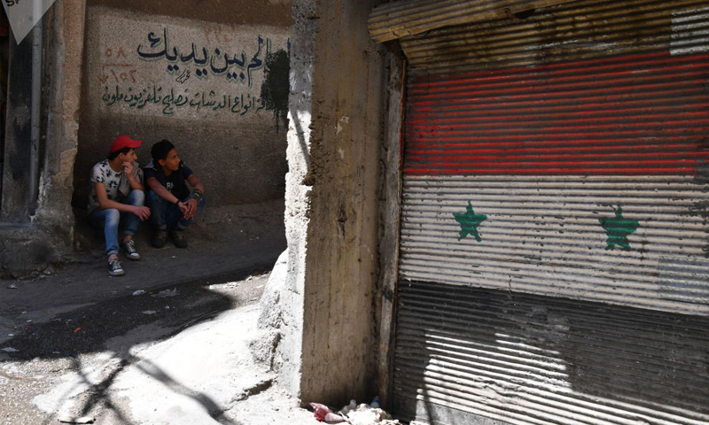 شابان في حارات دمشق القديمة - كانون الثاني 2017 - (سبوتنيك)