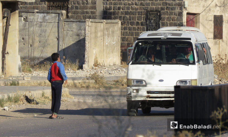 وسيلة نقل عامة تقل الركاب في الحولة بريف حمص - 25 تموز 2017 (عنب بلدي)