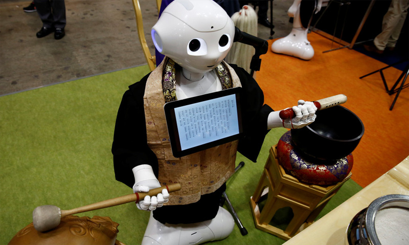 الروبوت "بيبر" في معرض صناعة الجنائز - 23 آب 2017 (رويترز)