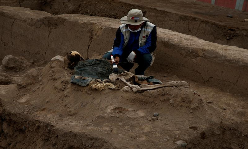 عالم آثار في موقع هرم بيلافيستا مع الرفاة المكتشفة - 24 آب 2017 (رويترز)
