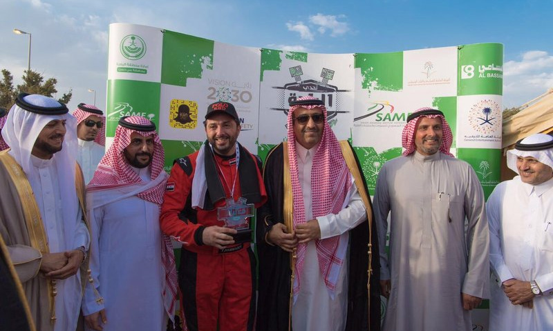 المتسابق فادي حمادة يتقلّد الجائزة من أمير الباحة السعودية (صحيفة سبق)