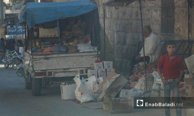 بائع مواد غذائية في بلدة أرمناز بريف إدلب الغربي - آب 2017 (عنب بلدي)