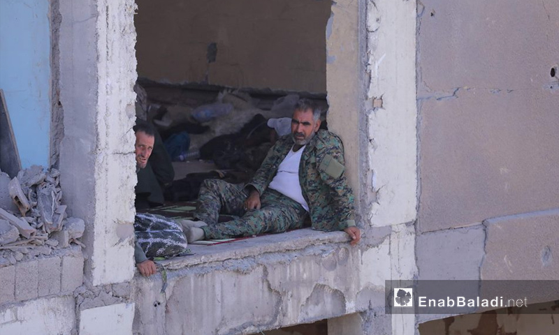 مقاتلون من "قوات سوريا الديمقراطية" في مركز مدينة الرقة - 15 آب 2017 (عنب بلدي)