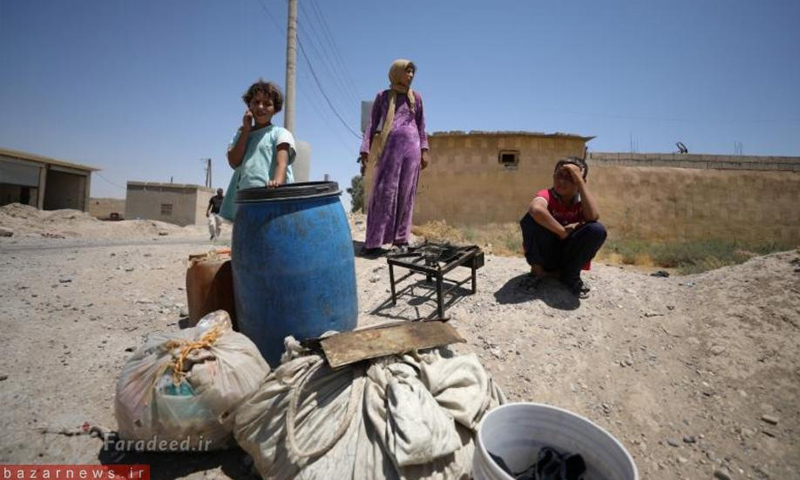 عائلة نازحة من مدينة الرقة في مخيم عين عيسى شمال المدينة - حزيران 2017 - (رويترز)