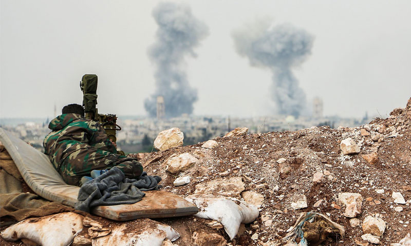 مقاتل من قوات الأسد يقف على مشارف مدينة قمحانة في ريف حماة الشمالي - نيسانن 2017 - (AFP)