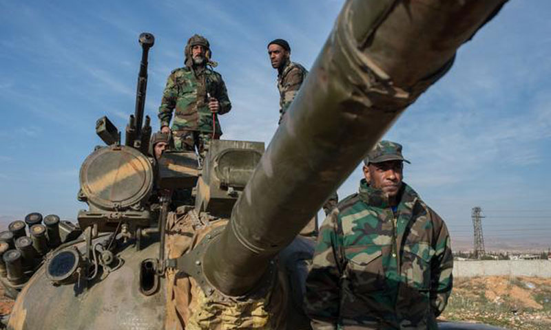 عناصر ممن قوات الأسد يعتلون دبابة في ريف دمشق الشرقي - شباط 2016 (سبوتنيك)