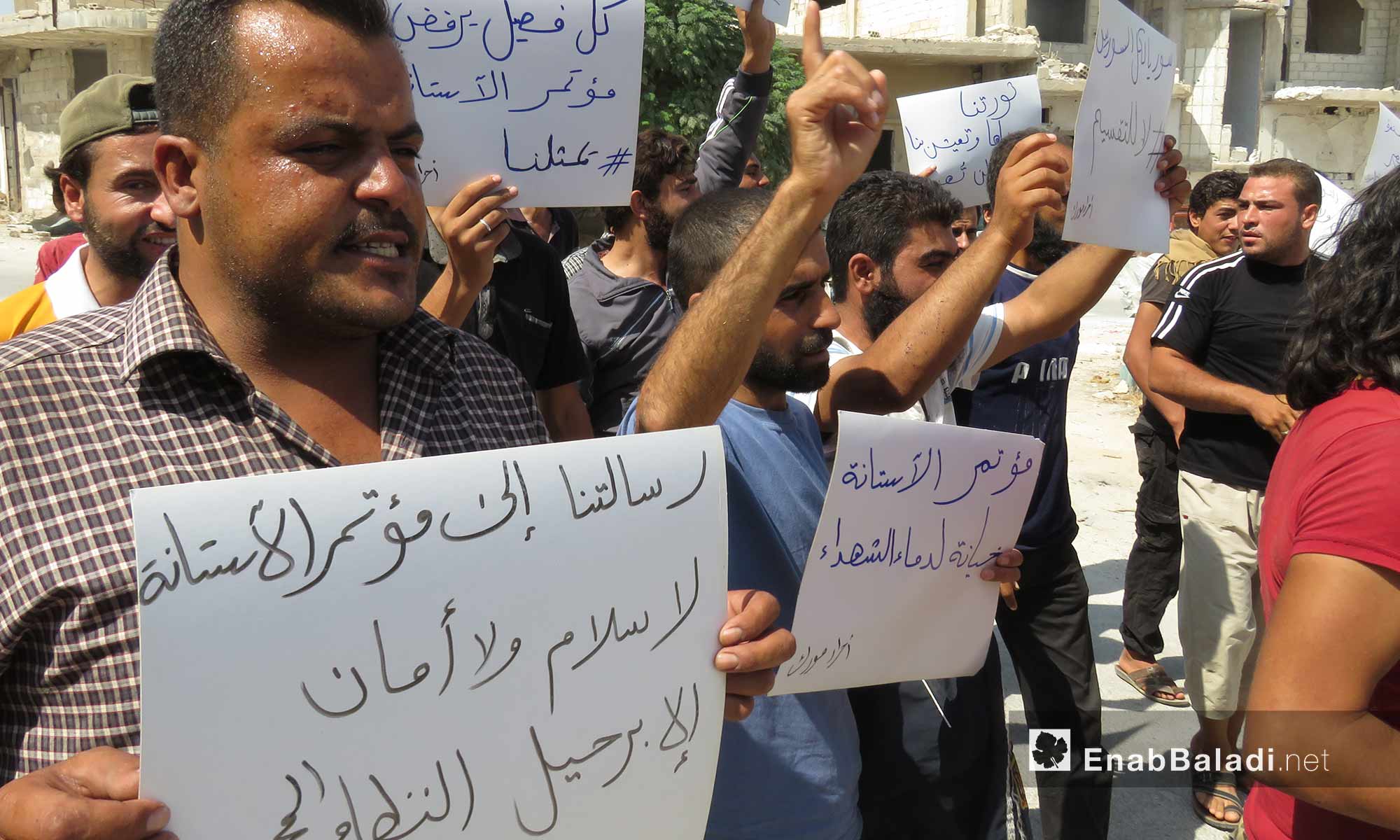أهالي مورك في ريف حماة يتظاهرون رفضًا لقرارات أستانة المطالبة بإسقاط النظام السوري - 17 أيلول 2017 (عنب بلدي)