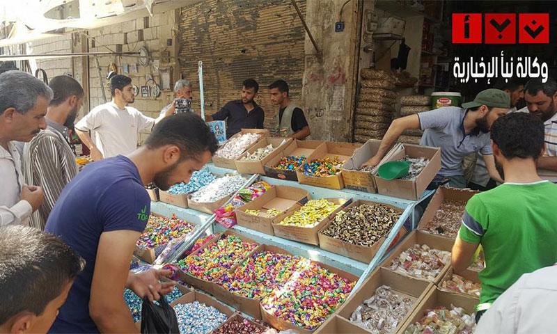 سوق مدينة سراقب في مدينة إدلب الخميس 31 آب  (وكالة نبأ الإخبارية)

