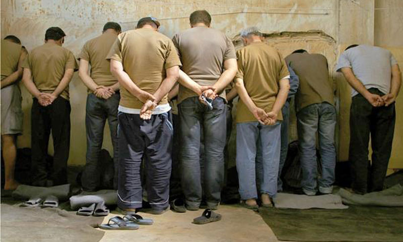 مشهد تمثيلي لمعتقلين في فيلم "تدمر" (موقع الفيلم)