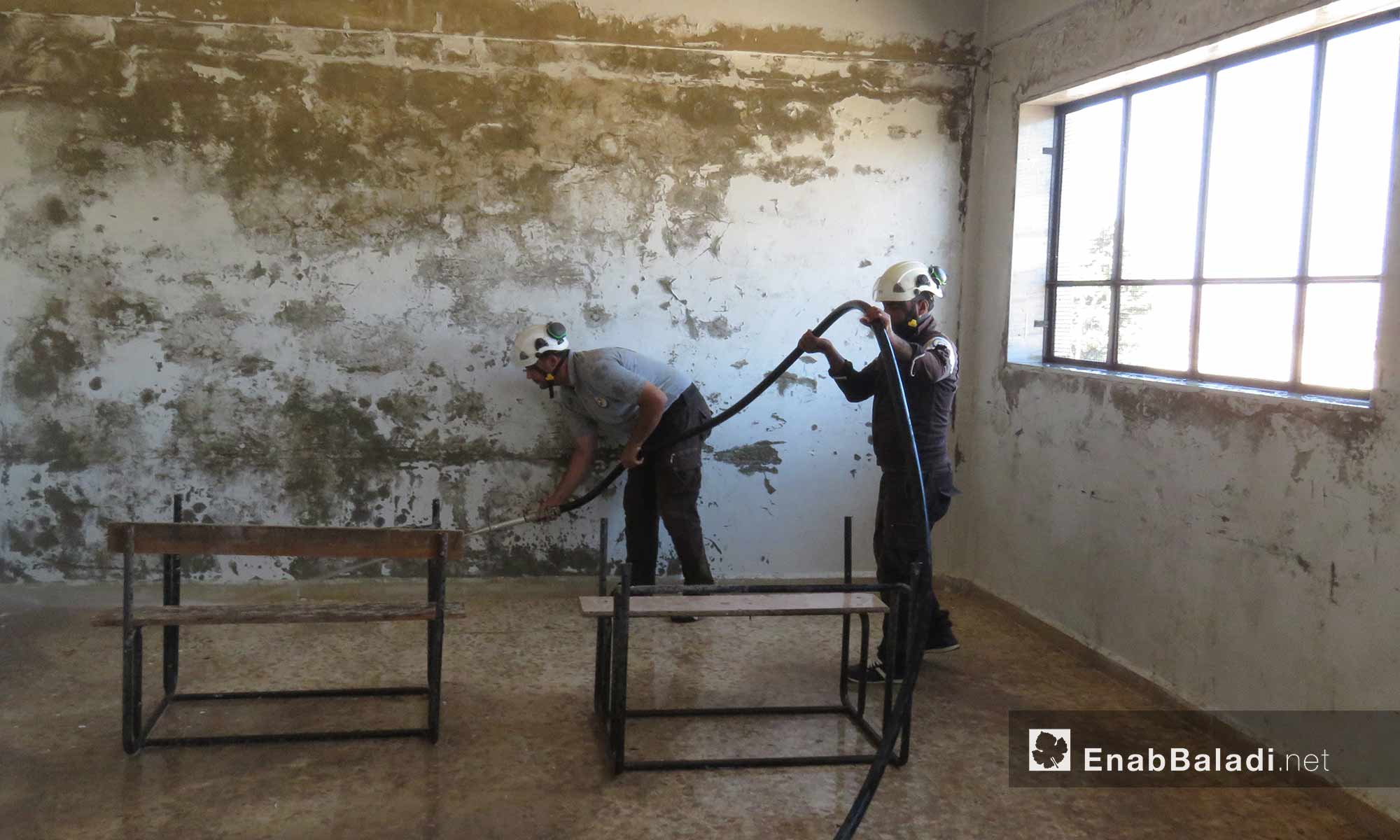 الدفاع المدني يقوم بحملة "أطفالنا أملنا" لإعادة تأهيل المدارس المتضررة وتجهيزها للعام الدراسي الجديد في ريف حماة الغربي - 11 أيلول 2017 (عنب بلدي)