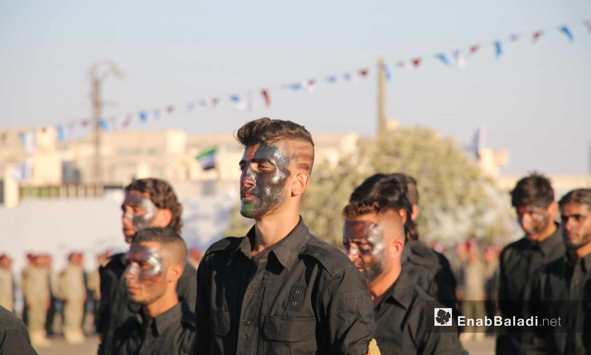 مقاتلون من فرقة الحمزة يؤدون عرضًا عسكريًا في افتتاح أول كلية عسكرية في ريف حلب الشمالي - 23 أيلول 2017 (عنب بلدي)