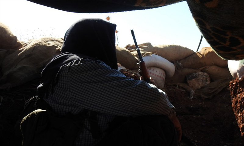 مقاتل من هيئة تحرير الشام على الجبهات العسكرية في ريف حماة الشمالي - (وكالة إباء)