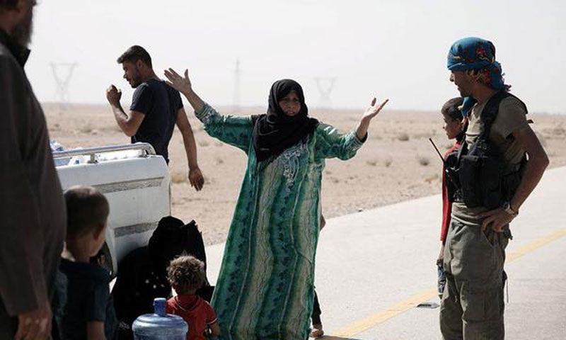 امرأة نازحة من دير الزور وصلت إلى مناطق سيطرة قسد في المحافظة - 12 أيلول 2017 (رويترز)