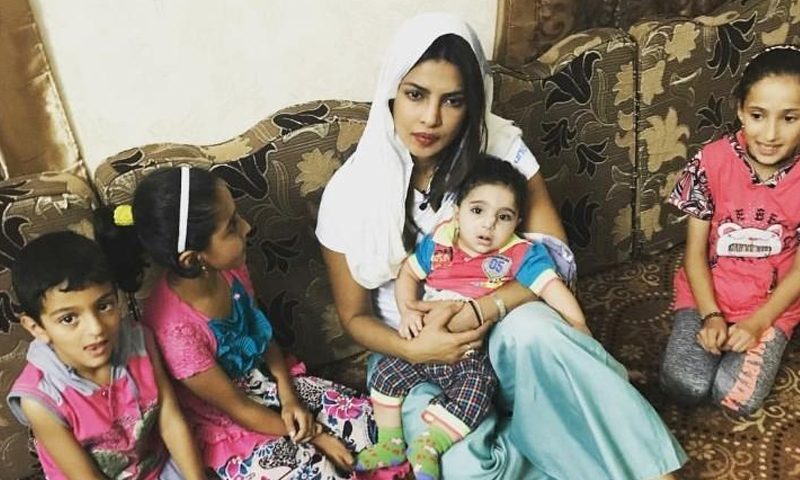الممثلة الهندية بريانكا تشوبرا مع أطفال سوريين في الاردن - 10 أيلول 2017 - (إنستغرام)