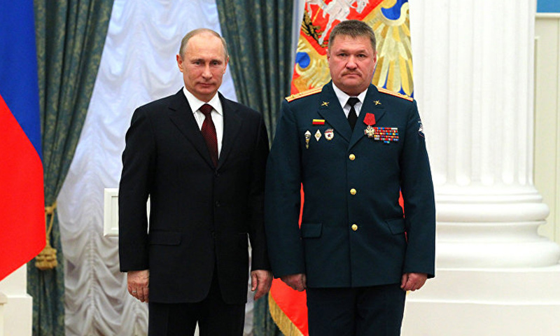 الجنرال فاليري أسابوف إلى جانب الرئيس الروسي فلاديمير بوتين (سبوتنيك)