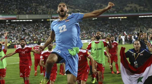 فرحة لاعبي المنتخب السوري بتحقيق التعادل أمام إيران والتأهل إلى المحلق الآسيوي - 5 أيلول 2017 (AP)