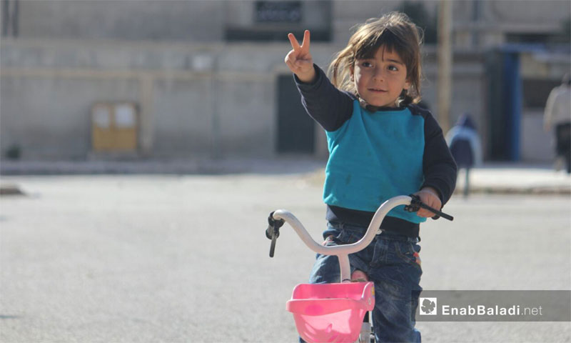 طفلة تلعب بدراجتها الهوائية في حي الوعر مدينة حمص - 2 شباط 2017 (عنب بلدي)
