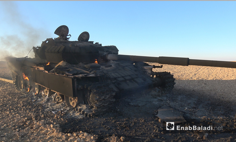 دبابة لتنظيم "الدولة الإسلامية" مدمرة شرقي حماة - 13 تشرين الأول 2017 (عنب بلدي)