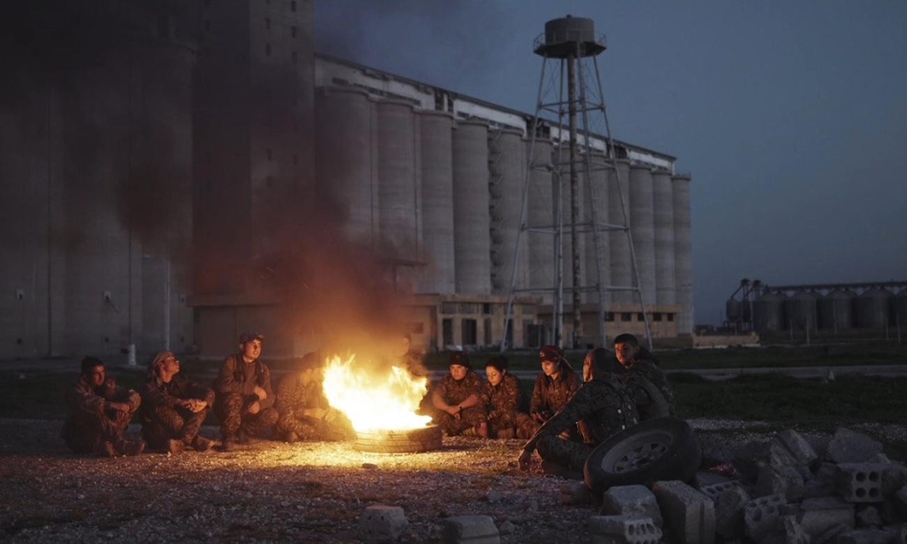 مقاتلون كرد يشعلون النار بعد السيطرة على تل حميس في الحسكة - شباط 2015 (إندبندنت)