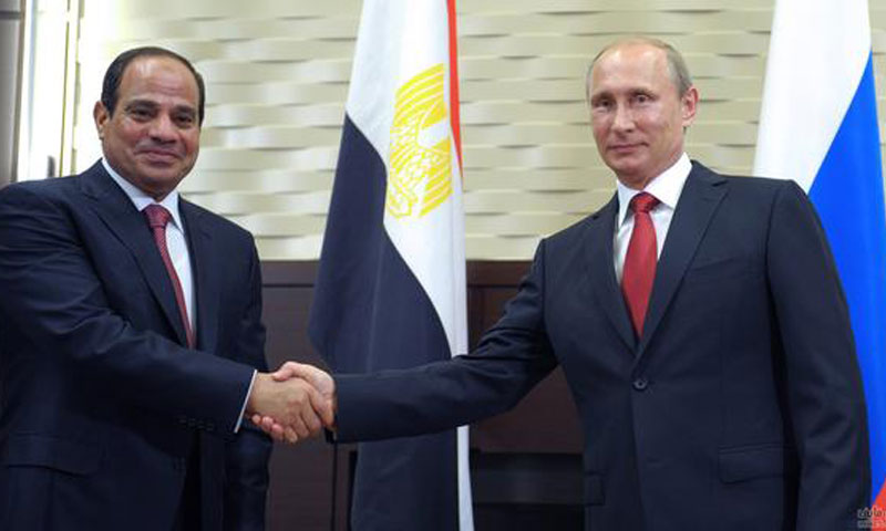 الرئيس المصري عبد الفتاح السيسي يصافح
الرئيس الروسي فلاديمير بوتين  (انترنت)