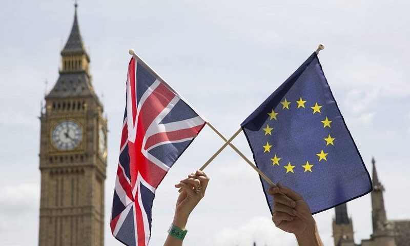 علم بريطانيا على يسار الصورة، وعلم الاتحاد الأوروبي على يمينها (انترنت)