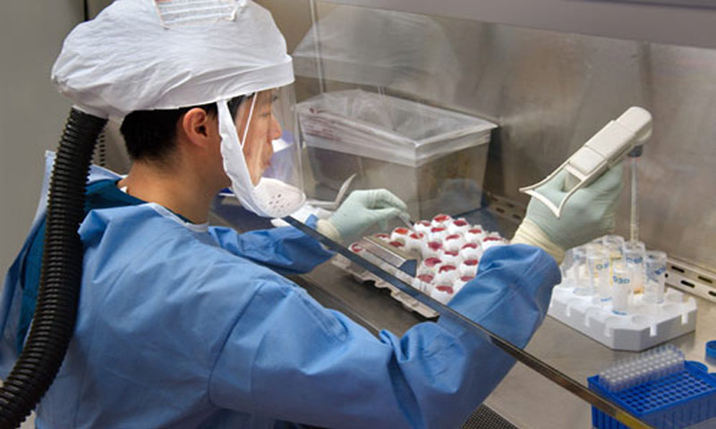 علماء يجرون تجارب على فيروس H7N9 (CDC)
