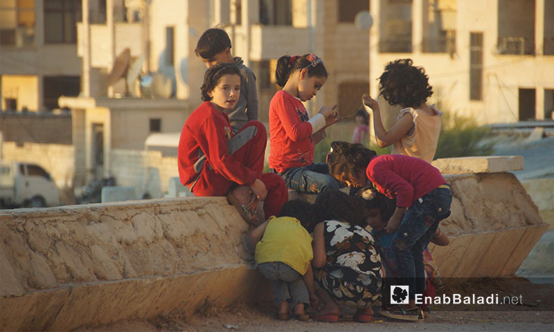 أطفال يلعون في إدلب المدينة - 21 تشرين الأول 2017 (عنب بلدي)
