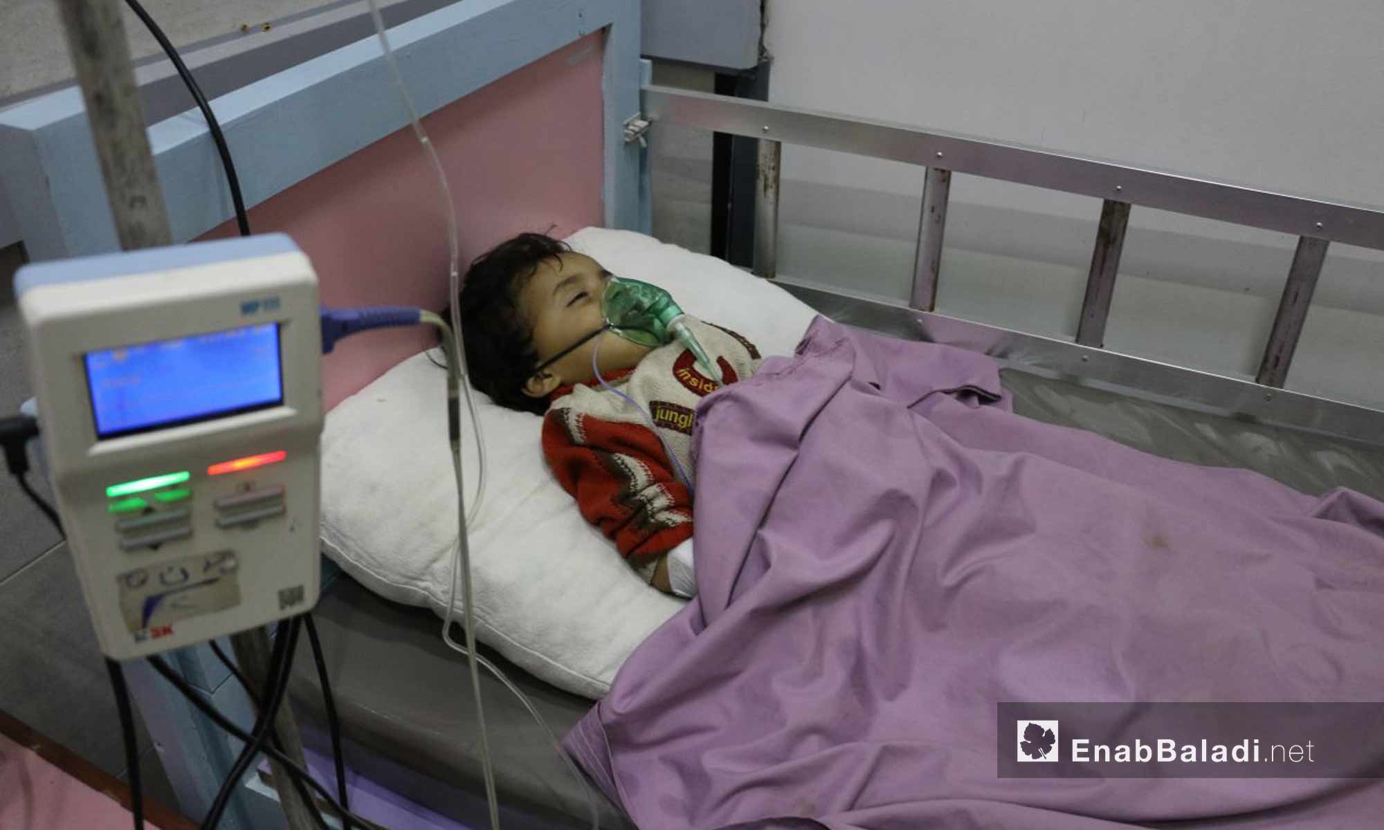 طفل مصاب بالتسمم  في زملكا بالغوطة الشرقية - 23 تشرين الثاني 2017 (عنب بلدي)