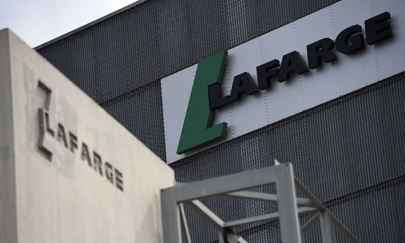 مقر شركة "لافارج" في باريس (AFP)