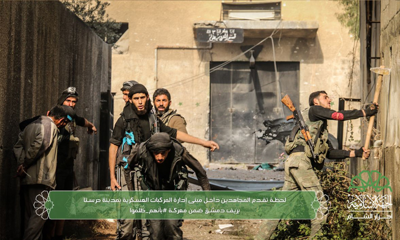 عناصر من حركة أحرار الشام الإسلامية خلال معركة إدارة المركبات شرقي دمشق - 21 تشرين الثاني 2017 (أحرار الشام)