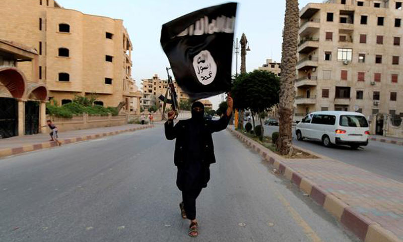 مقاتل من تنظيم الدولة في مدينة الرقة - كانون الأول 2014 - (رويترز)
