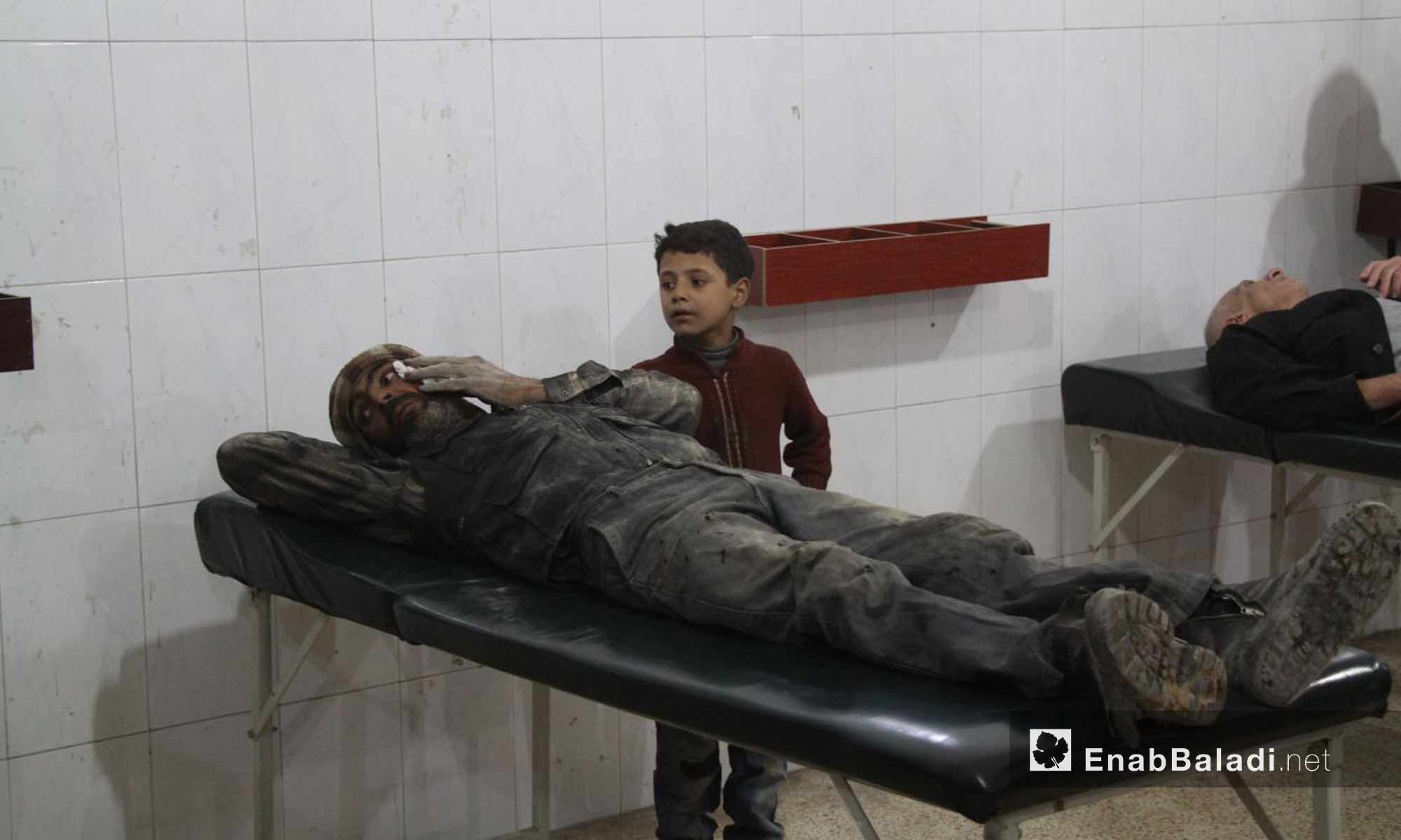 إسعاف جرحى أصيبوا جراء القصف الجوي على مدينة حمورية في الغوطة الشرقية - 18 تشرين الثاني 2017 (عنب بلدي)