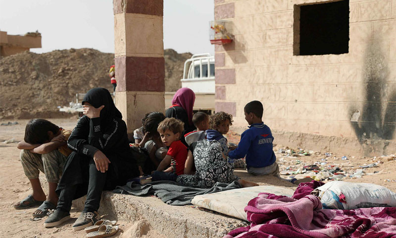 امرأة وأطفالها بعد فرارهم من المعارك في دير الزور - أيلول 2017 (Reuters.jpg
